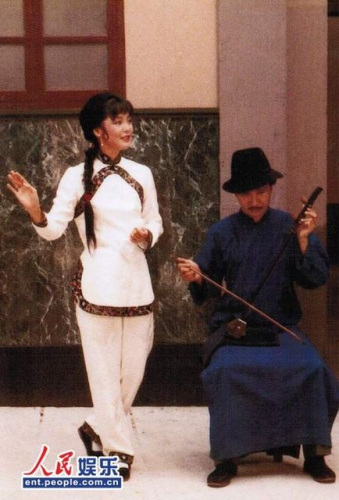 ����ҥ��Ϸ�����ӿɰ���ò����ת�ĸ����1963�꣬��鵼�ݵĵ�Ӱ����ɽ����ףӢ̨����̨����ӳ������̨��ʢ��һʱ�Ļ�÷���ȳ��������ˡ��л���̨��˳ˮ���۾ٰ��÷����������ʦ��������������Ϊ�䱨�����������꣬�˸��Դ˲���ʮ�����⣬������������һ·����ն������ѹȺ����һ�����¾����ھ����Ӵ˵�̨����Խ��Խ�ࡣ