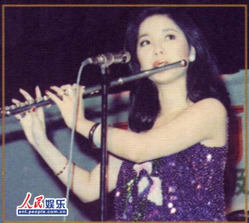 1966�꣬����Ů������������ܹ˼�ѧҵ��Ҫȥ���ڶ����볪��֮��ѡ����һ����˸������뵱ʱ��ѧУ���Э�飬���յ�������ѧУ�ѧ��ͬ��μӽ�������Ƭ��ɫ��������ùھ���ת�꣬���ѧУ���������泪Ƭ��˾����14��������ʽ�������˸��֣��������커Ů�����ҡ�