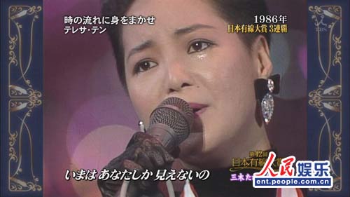 ŷ���ƷƼ�ӵسɾ��˵����������ݳ����ġ�1973�꣬ŷ���Ʒƺʹ���۸��շ�չ�ĳ����䣬˫˫���³�Ƭ���ͣ��ձ������೪Ƭ��˾��˶��������޵����ĸ��ֿ�ʼ����Ȥ���ɳ�����̽��ϣ���������ɫһλ���ഺ��Ϣ������δ�ѵ�Ů���֡�������������������£���Ѱ���ţ�һ�죬�ڶ������Ժ�����Ÿ�����������Ů��ü��価�����£������Ц���ڲ�ס�������ձ���̽�����������ż�����ڳ����ˣ���̽���ϰѱ����๫˾����۵ĸ�����֣������������λ��ɫ����Ů���־��ǵ�����������ֻ�ں��㡷���������İ����ȫ�ա�