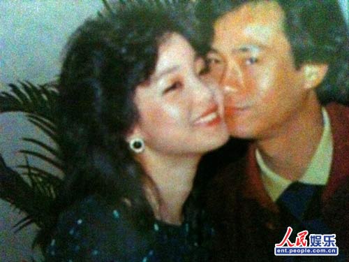 1971��3��25�գ����������������֣������һ��֣�ϴ�ʱ������ݷ������εġ������㡱���ߺ��㽭��������������Σ��������˹�ע��������ʱ��Ȼ�ߺ����۽������������ϼ(�ʷ�)�ķǷ����졣�˾��������̨ͬ���Σ���ϲ���������ĸ裬���ܴ�ʱ��������ֻ��С�ɳ�¶�������������糪Ƭ��˾ǩԼ��Ϊ20��Ԫ������ǵ�ʱ���������г����ۡ�