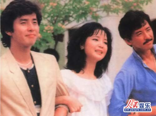 982�ꡡ1��8����11�����������ɯ�������ݾٰ��峡�����ݳ��ᣬ����������������¼�Ƴ��������ݳ��᣻��̨��̨��¼�ơ�ǧ�����ר����5�¿�ʼͶ��ŵ�ר�����������顷�Ĳ߻�������10���������鼰̷ӽ�������������������ߵ����ؼ���12�²μ���ۡ��������������������� ���Ƴ����������ݳ��ᡷ˫��Ƭ��������˫˫��Ϊ�׽�Ƭ������������ҵ�������۷��ڡ�