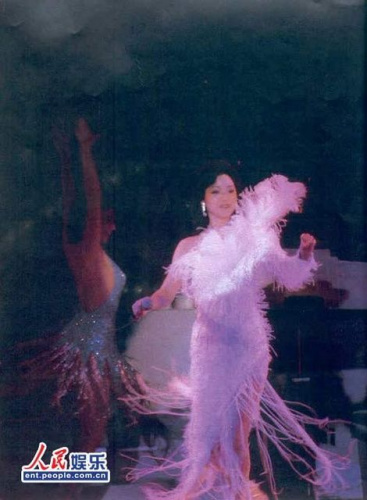 ��1983�꣬������Ӧ��ǰ��������˹ά��˹�����ʹ��ٰ��ݳ��ᣬ��Ϊ��һ���ڿ����ʹ��ݳ��Ļ��ˣ�����һ�ס���˪�����С����������ټ��ҵİ��ˡ��������ۡ��Ⱥܶ���������������˵��ģ��ݳ��������֮��ĳɹ�������лĻ��ʹ�������������ѣ�1100��λ�ø������ӵ�1500�����Ӵˣ������������˹��ʾ��ǵĵ�·��