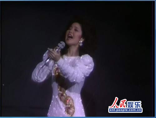 邓丽君的一生,大致有六段感情算是公开的,其中与知名动作片明星成龙的一段感情纠葛,是读者最为津津乐道的娱乐圈大事,而最终两人因种种原因而未能走在一起,让外界唏嘘不已。与秦祥林最为真心,却最终新娘成为林青霞,邓丽君过去接受媒体访问时说,她有很多次刻骨铭心的感情,而且每一次都很投入,“爱情多一点也不怕”是她对爱神经常降临的看法。 邓丽君的一生,大致有六段感情算是公开的,其中与知名动作片明星成龙的一段感情纠葛,是读者最为津津乐道的娱乐圈大事,而最终两人因种种原因而未能走在一起,让外界唏嘘不已。与秦祥林最为真心,却最终新娘成为林青霞,邓丽君过去接受媒体访问时说,她有很多次刻骨铭心的感情,而且每一次都很投入,“爱情多一点也不怕”是她对爱神经常降临的看法。