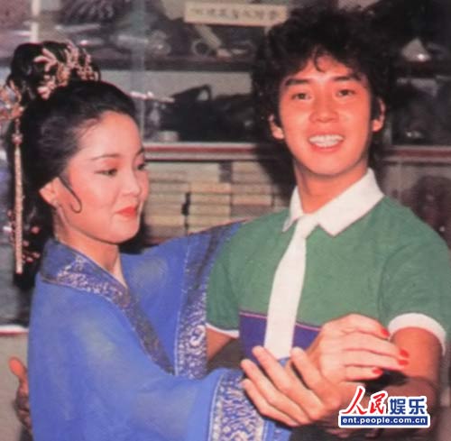 ������ٵ����ѡ���������ڿ��� �������ʱ���������������ŵ���һ�����������ˣ���˵������൱�������ֽ米�������¼���һ��ҹ�ܻ�ľ������ڵ�����������Ҳ�������������������Ů���������¶�֮�и��������ģ�Ԥ��������Ϊ�������п���������ḣԵ���1972��6�µ�һ�죬����绰����������ݳ��ĵ���������ʾҪȥ��ۿ��������������ȸԾ����������˵ķɻ���Խ���Ͽ�ʧ�£������ĵȺ�ĵ�������δ����������