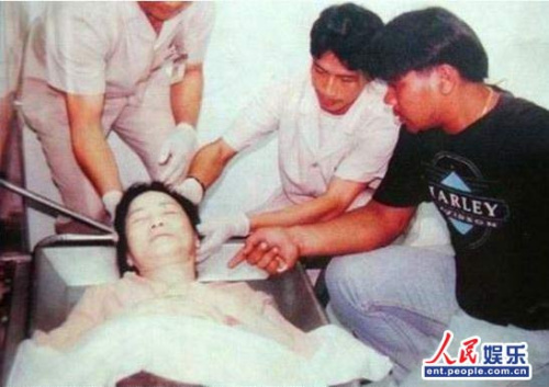 "����"����ӡ ��������ɱ����ɱ�� ��ĳЩý�屨����������С��һֱ����״�������Ǻܺã���Ϊ�����������ۣ�1994�궬�죬������С����˸�ðһֱû�кã������ݱ��������������Ϊ��ʱ�����ѱ��ް����̣��Ե������Ĳ�����Ӳ�����������Ǵ��ţ�ҽԺ���沢û�жԵ���������������ʣ���Ϊ��ʱ���������⼮���ѱ���Ҫ��ʬ����������֪����͸¶��������С�㱻��ҽԺ��ʱ�����������԰���ӡ����ʱ���գ�������Ƶ�������Ȼ���ö�֪������������Ҳ����һ������֮�ա�