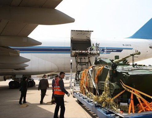 解放军多架战机降落民航机场 物流公司成保障队(2)