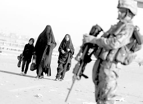 2013年1月1日,在从巴格达到什叶派“圣城”卡尔巴拉的高速公路上,伊拉克军警保护进行宗教活动的什叶派穆斯林。 2013年1月1日,在从巴格达到什叶派“圣城”卡尔巴拉的高速公路上,伊拉克军警保护进行宗教活动的什叶派穆斯林。