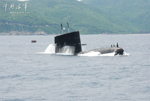 南中国海水下200米:中国潜艇在巡航寒冬腊月,南疆艳阳高照,海面风高浪
