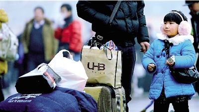 昨天上午,一名随家长回老家的小女孩在等候进站。 昨天上午,一名随家长回老家的小女孩在等候进站。