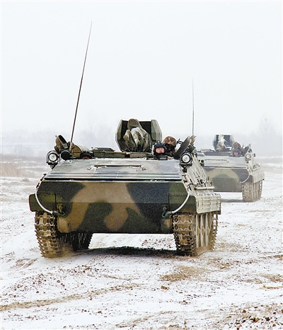 沈阳某装甲团装甲车机动 冰雪路驾驶战术合练(图)