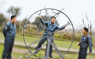 "金头盔"飞行员刘晓鹏进行转轮训练