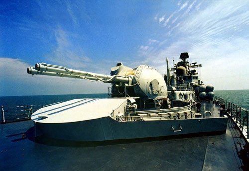 资料图:东海舰队现代级驱逐舰双联130毫米舰炮.