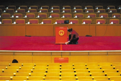 ���գ������������ģ�һλ������Ա�ڲ���ͶƱ�䣬����ѡ�ٻ᳡���¾������� Ѧ�B ��