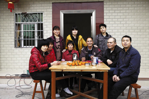 ������������ӳ���64����������Ҷ���࣬�����������ֵܽ�Ǯ���ټ��Ϸ�ƶ�Ӳ�������ѿ�Ǯ���ڽ���һ���·��ӡ��¾�������죬�ڹ��ݺͶ�ݸ���˼ҵĶ��Ӻ�����Ů�����ż�С���������ˡ�����ȱһ��������һ���������������ز�������Ҷ����˵��������Ҳ�ѵ�ȫ����ô��������