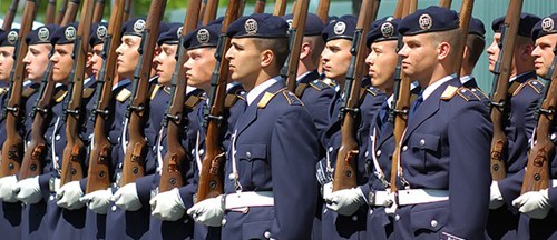 德国精英男兵训练刻苦致胸部发育 军方展开调查