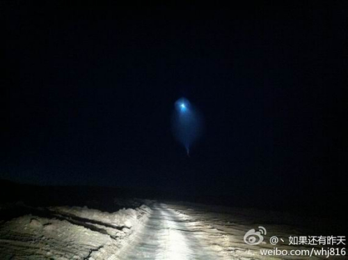 新疆网友发布照片,显示27日夜间夜空出现不同寻常蓝色光芒。 新疆网友发布照片,显示27日夜间夜空出现不同寻常蓝色光芒。