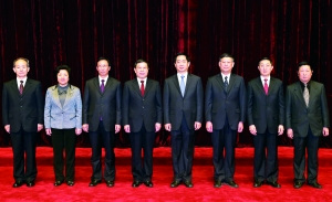 新当选的市十四届人大常委会主任、副主任、秘书长。左起:孙康林、李昭玲、柳纪纲、杜德印、梁伟、刘新成、唐龙、赵义。 京报集团记者 贾同军/摄 新当选的市十四届人大常委会主任、副主任、秘书长。左起:孙康林、李昭玲、柳纪纲、杜德印、梁伟、刘新成、唐龙、赵义。 京报集团记者 贾同军/摄