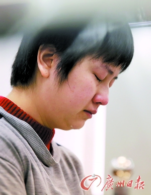 母亲被控抱儿跳楼致孩子坠楼 辩称手软不小心(图)