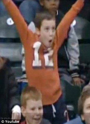 男孩的面部表情也很是出彩 男孩的面部表情也很是出彩