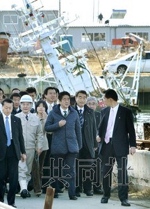 资料图:日本首相安倍晋三(中)1月12日在东日本大地震灾区宫城县石卷市视察。 资料图:日本首相安倍晋三(中)1月12日在东日本大地震灾区宫城县石卷市视察。