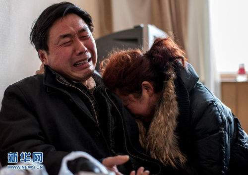 ��2��5�գ����Ѵ�ѧ������(����)�ĸ�ĸ��ͷʹ�ޡ� ������һ��ҽԺ5��ʵϰ��ѧ������ú���ж���������������Ϣ5���������Ϲ㷺��������������Ϊ���ߵ�ȼ���򣬱���ʹ������ϧ���� �������ʹ������ϧ�Ļ�����5��ѧ�������ˣ������ӳ��¶��ˣ��������������ϡ���������5��ѧ�����Թ�����ҽ�ƴ�ѧ(����)����ǰ�ڱ��������Ѻ�ҽԺʵϰ�����Ƕ���20����Ĵ�ѧ����������ҵ��������Ϊ�β����˵�ҽ����ȴ�������ҡ��»������ ���� ��