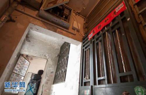 �����ѵ�5λ��ѧ����ס�ķ����ⲿ(2��5����)�� ������һ��ҽԺ5��ʵϰ��ѧ������ú���ж���������������Ϣ5���������Ϲ㷺��������������Ϊ���ߵ�ȼ���򣬱���ʹ������ϧ������ �������ʹ������ϧ�Ļ�����5��ѧ�������ˣ������ӳ��¶��ˣ��������������ϡ���������5��ѧ�����Թ�����ҽ�ƴ�ѧ(����)����ǰ�ڱ��������Ѻ�ҽԺʵϰ�����Ƕ���20����Ĵ�ѧ����������ҵ��������Ϊ�β����˵�ҽ����ȴ�������ҡ��»������ ���� ��