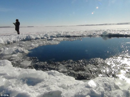陨石造成湖面被砸出一个近八米大的坑。 陨石造成湖面被砸出一个近八米大的坑。