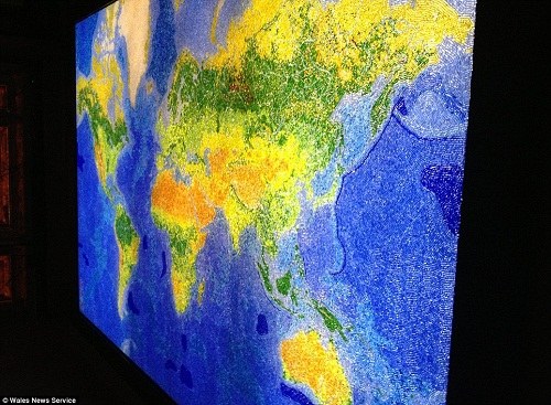 3万块玻璃拼出全球最大拼图地图(图)(2)