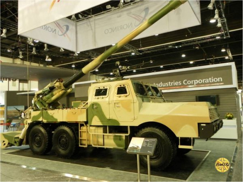 参展的中国6吨级底盘sh-2车载榴弹炮
