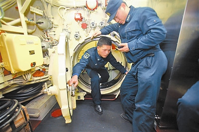潜艇轮机兵在50多度高温机舱练成"龙宫大力士"