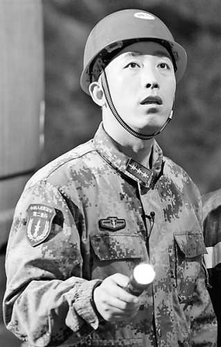 刘国龙,全国人大代表,1999年入伍,现任第二炮兵某旅建筑一营副营长