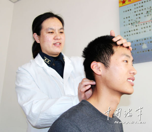 图为3月5日上午,赵霞医生正在为病人治病时的情景。 图为3月5日上午,赵霞医生正在为病人治病时的情景。