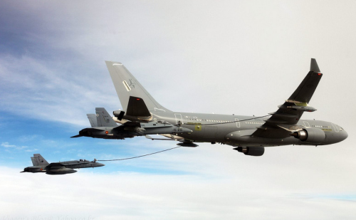 A330MRTT加油机为“大黄蜂”战斗机进行空中加油 A330MRTT加油机为“大黄蜂”战斗机进行空中加油