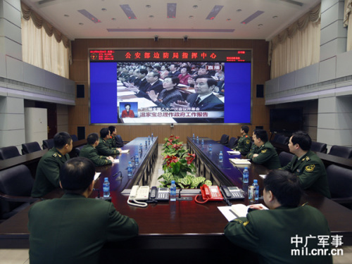 3月5日9时,十二届全国人大一次会议在北京人民大会堂开幕。公安部边防局机关组织全体官兵以支部为单位收听收看开幕式。图为局机关官兵正在认真收看开幕式。 李燕飞摄影 3月5日9时,十二届全国人大一次会议在北京人民大会堂开幕。公安部边防局机关组织全体官兵以支部为单位收听收看开幕式。图为局机关官兵正在认真收看开幕式。 李燕飞摄影