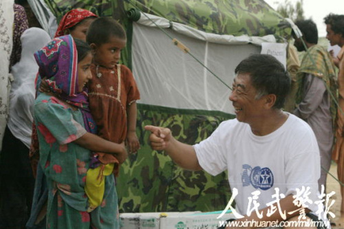 2010年,在巴基斯坦特达地区的中国国际救援队流动医院里,医疗队里的志愿者和当地群众在一起。 图片来源:人民武警报 2010年,在巴基斯坦特达地区的中国国际救援队流动医院里,医疗队里的志愿者和当地群众在一起。 图片来源:人民武警报