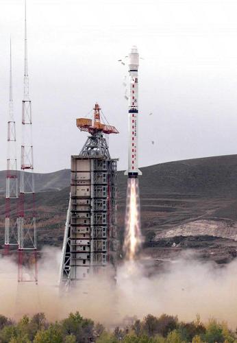 图为1999年10月14日11时16分,我国在太原卫星发射中心用“长征四号乙”运载火箭,成功地将中国和巴西联合研制的“资源一号”卫星和搭载的一颗巴西自行研制的小型科学应用卫星送入太空。新华社发 图为1999年10月14日11时16分,我国在太原卫星发射中心用“长征四号乙”运载火箭,成功地将中国和巴西联合研制的“资源一号”卫星和搭载的一颗巴西自行研制的小型科学应用卫星送入太空。新华社发