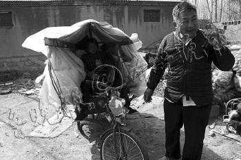 许光德和老伴就是骑着这辆三轮车回家的。 本报记者 张冬梅 摄 许光德和老伴就是骑着这辆三轮车回家的。 本报记者 张冬梅 摄