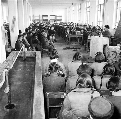 1961年,雷锋为地方群众作忆苦报告。 1961年,雷锋为地方群众作忆苦报告。