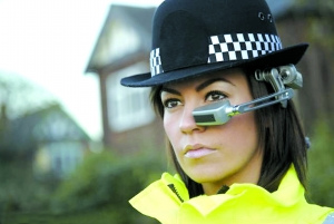 一名佩戴耳机式电脑的女警 一名佩戴耳机式电脑的女警