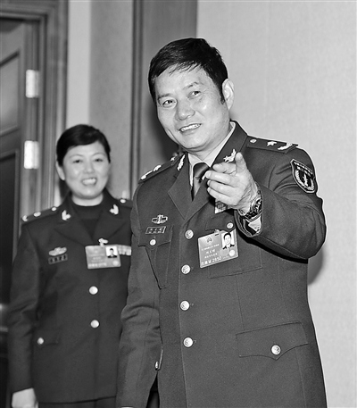 3月6日,参加十二届全国人大一次会议的军队人大代表分组审议政府工作报告。图为休息间隙,军队人大代表在交流意见。 本报记者 冯凯旋摄 3月6日,参加十二届全国人大一次会议的军队人大代表分组审议政府工作报告。图为休息间隙,军队人大代表在交流意见。 本报记者 冯凯旋摄