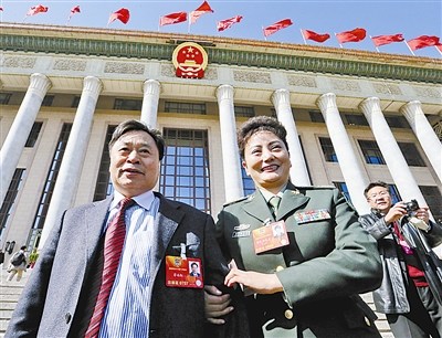 解放军女委员与政协委员丈夫在大会堂相聚图