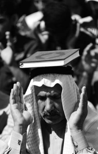 3月8日,数千名逊尼派民众在伊拉克费卢杰游行示威,抗议什叶派总理