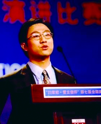 2002年孙宁参加全国英语演讲比赛并获得冠军。 资料图片 2002年孙宁参加全国英语演讲比赛并获得冠军。 资料图片