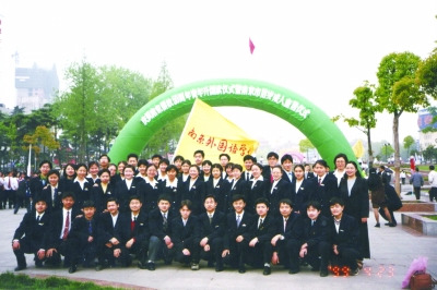 1999年,庆祝南京解放50周年青年升国旗仪式上,孙宁(前排右数第六位)与同学们的合影。学校供图 1999年,庆祝南京解放50周年青年升国旗仪式上,孙宁(前排右数第六位)与同学们的合影。学校供图
