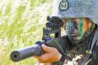 中国特战兵负重25公斤越野 甩下土耳其教官300米