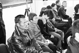 张辉、张高平家属旁听再审宣判。 张辉、张高平家属旁听再审宣判。