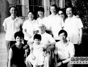 1984年6月,叶剑英在北京住所与家人合影 1984年6月,叶剑英在北京住所与家人合影