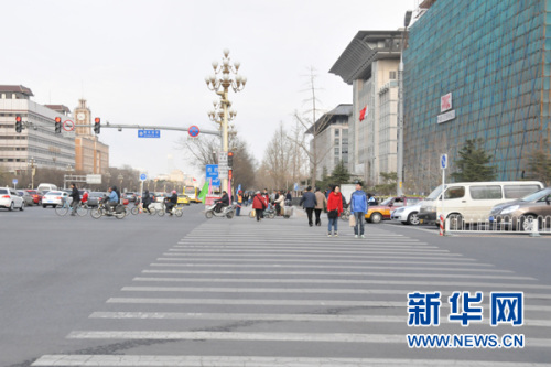  4��9�����磬������·�ڣ���λ��������ʾ��Ƶ��������Ȼ�������ߡ��»������� ��Ҷ��