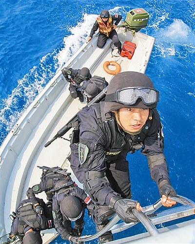 中国海军蛙人下潜40米爆破 无惧鲨鱼身旁游弋