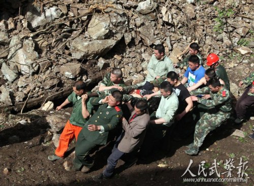 4��21�գ��Ű�֧�ӹٱ����ڱ�����ɽ����һ�����˴���ȳ���ɽ